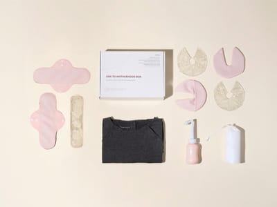 Ode to Motherhood Postpartumbox Kraampakket met Peri Bottle Kompressen Kraamverband en Grijze Bevallingsjurk