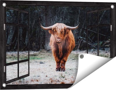 Gards Tuinposter Doorkijk Schotse Hooglander bij het Bos - 60x40 cm - Tuindoek - Tuindecoratie - Wanddecoratie buiten - Tuinschilderij