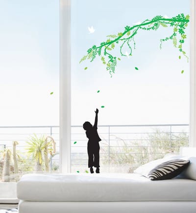 Decoratieve muurstickers met een boomtak, vogels en een kind.