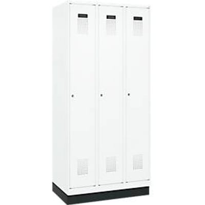 C+P Evolo Plus garderobekast, 3 vakken, 300 mm vakbreedte, met plint, rechts scharnier, soft-close, inbraakwerend, B 900 x D 500 x H 1950 mm, cilinderslot, verkeerswit RAL 9016/ verkeerswit RAL 9016