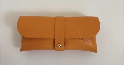 Zonnebrilhoes | Perzik Oranje | Mat | Echt leer 100% | 16 x 8 cm | Accessoire | Zonnebril | Modern | Hip | Trendy | Fashion | Brildrager | Gadget | Nederland | Accessoires | Dames | Heren | Kind | Brillenkoker | Mode | EK | WK | Voetbal | Elftal | NL