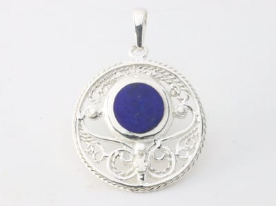 Ronde opengewerkte zilveren hanger met lapis lazuli