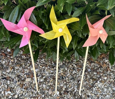 Set van 3 windmolens - kunststof+houten steker - meerkleurig - geel-oranje-roze - dia 17 cm x hoogte 48 cm - Tuinaccessoires - tuinstekers