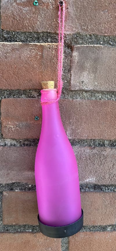 Glazen solarlamp fles in neon kleur - paars - met 1 witte LED - staand of hangend model - hoogte 24 cm x 7.3 x 7.3 cm - Tuindecoratie - Tuinverlichting