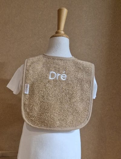Gepersonaliseerd slabbetje sand met naam geborduurd
