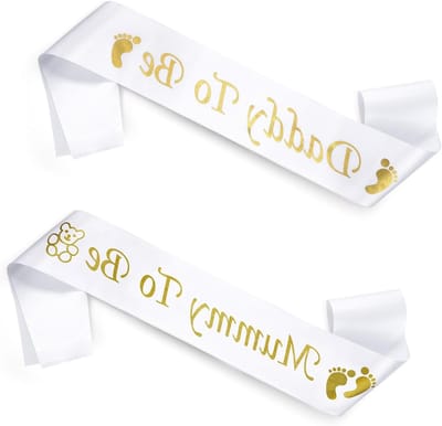 Allecto Plus - 2 stuks Mummy To Be en Daddy To Be sjerpen in goud en wit - Babyshower decoratie voor toekomstige mama en papa - Feestelijke zijdeachtige sjerpen voor familie - 79 x 95 cm