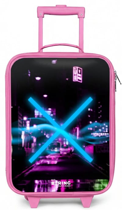 NoBoringSuitcases.com® - Kinderkoffer roze - Kindertrolley meisje - Felblauw kruis boven een nachtelijke straat - Koffer kind lichtgewicht - Reiskoffer trolley voor kinderen - Koffertje met lichtgevende wieltjes - Rolkoffer