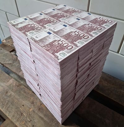 Miljoen Stapel Geld Decoratiebeeld - 500 Euro Bankbiljetten - H37 cm - Polystone Kantoor & Home Decoratie - Fake Money Stack Beeld Binnen