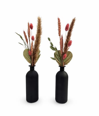 Droogbloemen in mat zwarte vaas