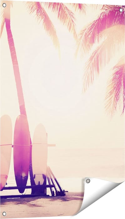 Gards Tuinposter Tropisch Strand met Surfborden - 60x90 cm - Tuindoek - Tuindecoratie - Wanddecoratie buiten - Tuinschilderij