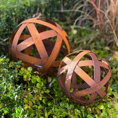 Metalen Stripbol - Decoratieve Bol - Tuin Decoratie - Rustieke Afwerking - Diameter 20 cm - Bruin