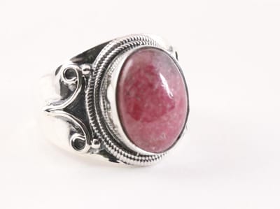 Bewerkte zilveren ring met rhodoniet - maat 18