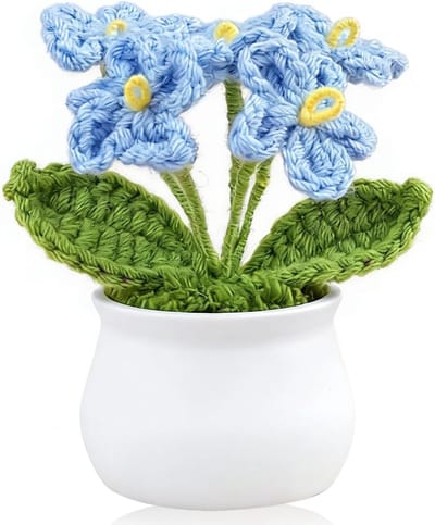 Handgemaakte gehaakte bloemen in blauw, kunstmatige potplanten voor bureaudecoratie en boeketten