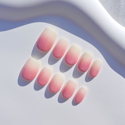 GimmeClawz Press On Nails - Fake nails - Handgemaakte Press-On Nagels - 24 Plakstickers, Roze en Witte Ombre Korte Vierkante Nagels - Serene Blush - Maat XS