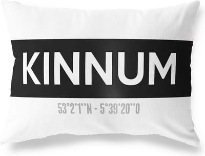 Tuinkussen KINNUM - FRIESLAND met coördinaten - Buitenkussen - Bootkussen - Weerbestendig - Jouw Plaats - Studio216 - Modern - Zwart-Wit - 50x30cm