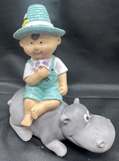 Decoratief polyresin dier "jongen op nijlpaard - meerkleurig - hoogte 16x14x9 cm - Woonaccessoires - Decoratieve beeldjes