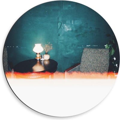 Dibond Wandcirkel - Interieur met Blauwe Muur  - 50x50cm Foto op Aluminium Wandcirkel (met ophangsysteem)