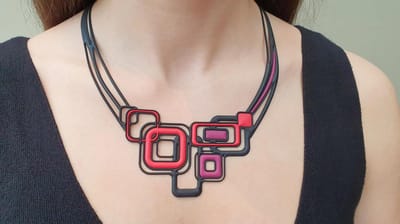 Batucada - Pythagoras - Collier van Plantaardige Oorsprong en Hypoallergeen - Vrouwen Ketting met Geometrische vormen - Antiallergisch Halsketting - Zwart - Rood - Paars - lengte 45/50 cm - effect Tattoo - ziet er uit als Rubber - Vegan