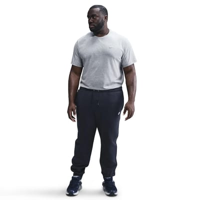 Nike fleece club sportswear joggingbroek in de kleur marine.