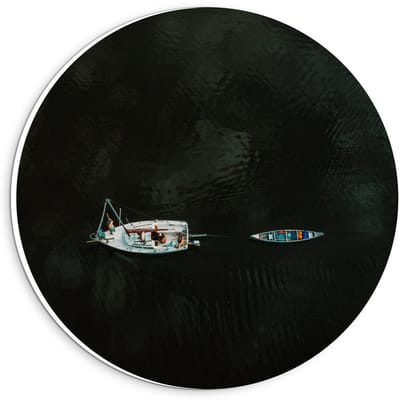 Forex Wandcirkel - Twee Bootjes op het Water - 20x20cm Foto op Wandcirkel (met ophangsysteem)