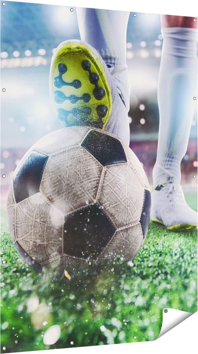 Gards Tuinposter Voetbalspeler met de Bal in het Stadion - 120x180 cm - Tuindoek - Tuindecoratie - Wanddecoratie buiten - Tuinschilderij