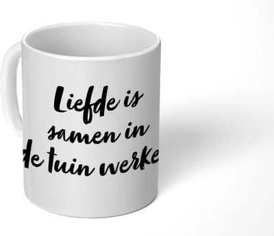 Mok - Koffiemok - Liefde is samen in de tuin werken - Tekst - Quotes - Liefde - Tuinieren - Mokken - 350 ML - Beker - Koffiemokken - Theemok - Mok met tekst
