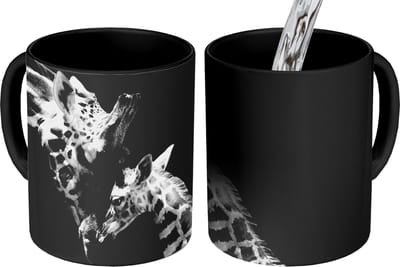 Magische Mok - Foto op Warmte Mokken - Koffiemok - Giraffe - Wilde dieren - Portret - Zwart wit - Magic Mok - Beker - 350 ML - Theemok