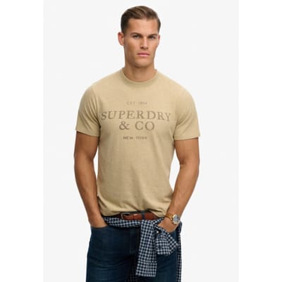 Superdry T-shirt 1954 Company Relax Tee M1012392a 1wy Pumice Stone Beige Marl Mannen Maat - L