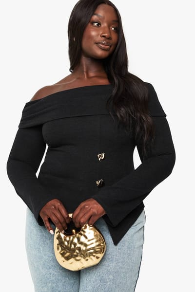 boohoo Dames PLUS GEBOREDE BARDOT TOP MET GOUDEN ACCENT EN GESPLETEN ZOOM TOP | Zwart | Maat: 46