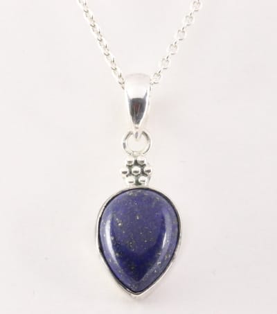Bewerkte zilveren hanger met lapis lazuli aan ketting