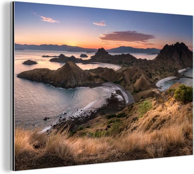 Aluminium schilderij 180x120 cm - Wanddecoratie metaal - Indonesische Komodo eiland bezaaid met gras - Metalen muurdecoratie woonkamer - Decoratie industrieel - Foto op dibond - Industriële accessoires slaapkamer