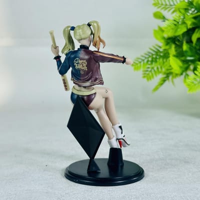 Figurine Harley Quinn Aves de Proie Position Assise Avec Batte de Baseball Figurine Anime Objet de Collection Décor Veste en Cuir Base Diamant blue