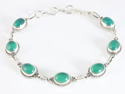Bewerkte zilveren armband met jade