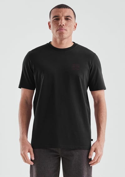 Basic T-shirt met ronde hals en klein motief op de borst QS