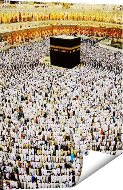 Gards Tuinposter Zwarte Steen in Mekka met Biddende Moslims - 60x80 cm - Tuindoek - Tuindecoratie - Wanddecoratie buiten - Tuinschilderij