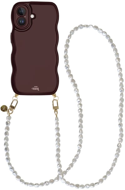xoxo Wildhearts Glossy Wavy Cord Case Burgundy - Geschikt voor iPhone 16 - Pearlfection - Lang koord - Glimmend telefoonhoesje met golven - Hoesje met koord - Parelketting - lang telefoonkoord - Bordeaux rood hoesje - Lange variant koord