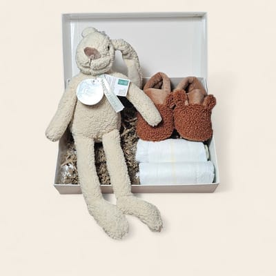 Luxe kraamcadeau – met luiers, Apollo slofjes en Recycled Richie beige