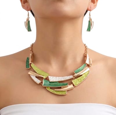 Goudkleurige statement ketting voor dames met groen wit hanger en oorbellen set