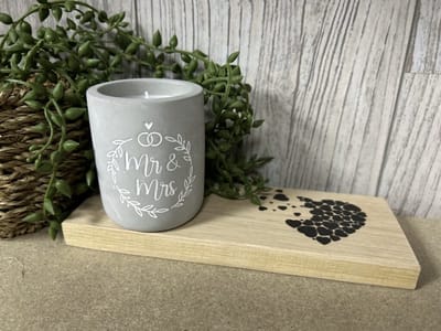 Creaties van Hier – Cement Candle Mr en Mrs met houten plankje - 8 cm – Cement – Kaars