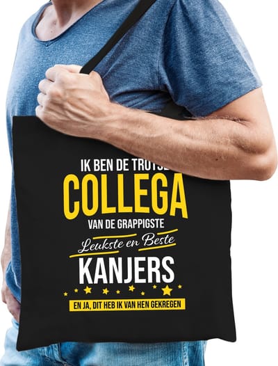 Trotse collega van de leukste kanjers katoenen cadeau tas voor heren - zwart - verjaardag - kado cadeau tas voor collegas