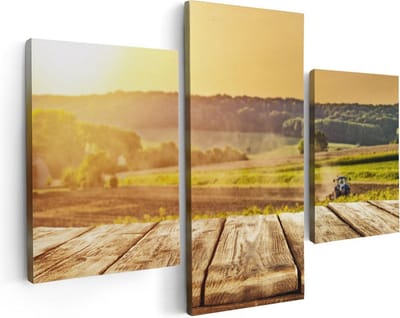 Artaza Canvas Schilderij Drieluik Tractor in het Veld met Houten Planken - 90x60 - Foto Op Canvas - Canvas Print