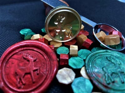 SET: Waxzegels / Lakzegels, smeltlepel & stempel Hert voor het maken van een lakstempel - Goud/Bordeaux Rood/Groen Kerst!