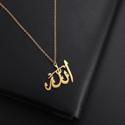 Collier Allah Européen et Américain en Acier Inoxydable avec Rétention de Couleur pour Femmes Design de Niche Rétro Pendentif Accessoires en Acier Titane black
