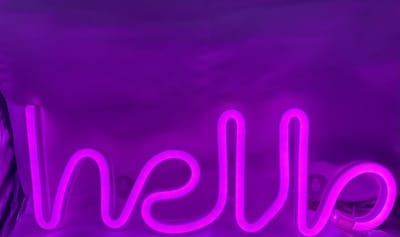 LED HELLO met neonlicht - roze neon licht - Op batterijen en USB - hoogte 13 x 35 x 2 cm - Wandlamp - Sfeerlamp - Decoratieve verlichting - Woonaccessoires