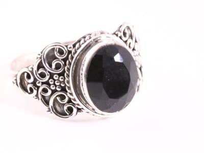 Bewerkte zilveren ring met onyx - maat 16