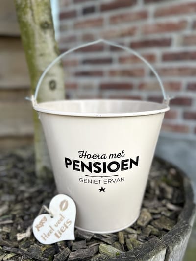 Creaties van Hier – Cadeau emmer Pensioen met houten hartje - 24 cm – zink – decoratie