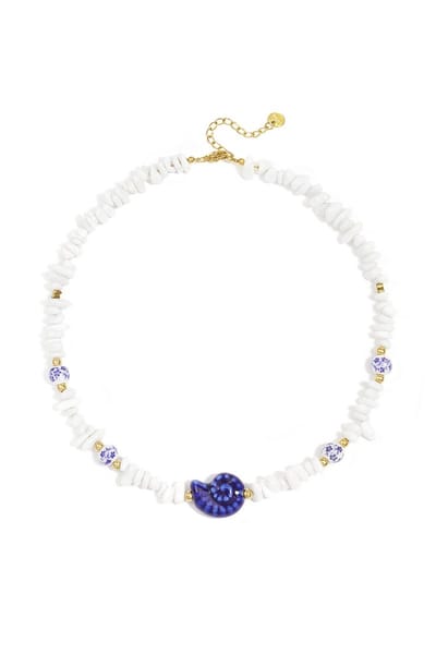Ketting met stenen kralen, witte kralen met blauwe bloemetjes en statement schelp