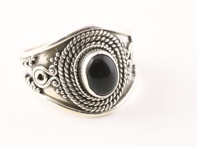Bewerkte zilveren ring met onyx - maat 16