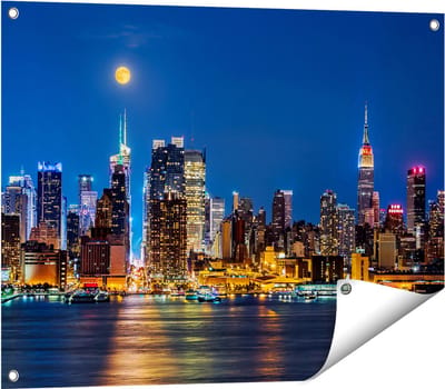 Gards Tuinposter Verlichte Skyline van New York met Volle Maan - 80x60 cm - Tuindoek - Tuindecoratie - Wanddecoratie buiten - Tuinschilderij