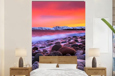 Behang - Fotobehang Zon - Stenen - Sneeuw - Landschap - Water - Breedte 200 cm x hoogte 300 cm